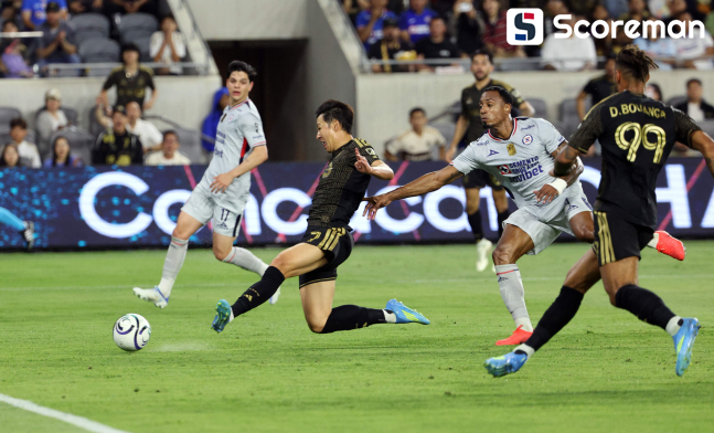 손흥민, 10경기 침묵 깨고 필드골...에이징커브 논란에 세리머니로 답했다